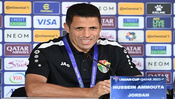 الحسين عموتة مدرب الأردن